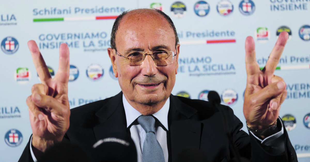 Il nuovo presidente della Regione Sicilia, Renato Schifani, a Palermo, 26 settembre 2022.
ANSA/IGOR PETYX