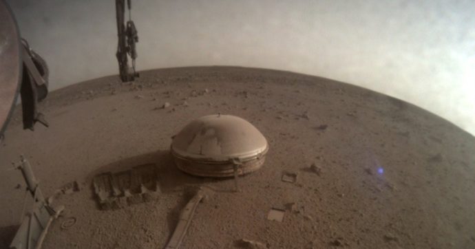 “Grazie per essere rimasti con me”: la sonda inSight si congeda da Marte dopo 4 anni di missione. Nasa: “Risultati straordinari”