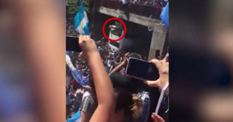 Copertina di Tifoso dell’Argentina si lancia dal cavalcavia per salire sul bus della squadra ma cade – Video