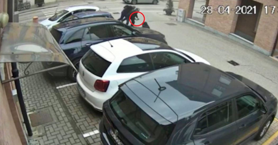 Uccise due rapinatori, in aula il video del gioielliere di Grinzane Cavour che impugna la pistola e spara inseguendo i ladri