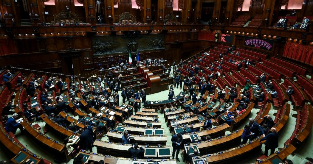 Manovra, errore in Commissione: stanziati 450 milioni per i Comuni ma senza copertura. Mulè: “E’ partito qualche zero di troppo”