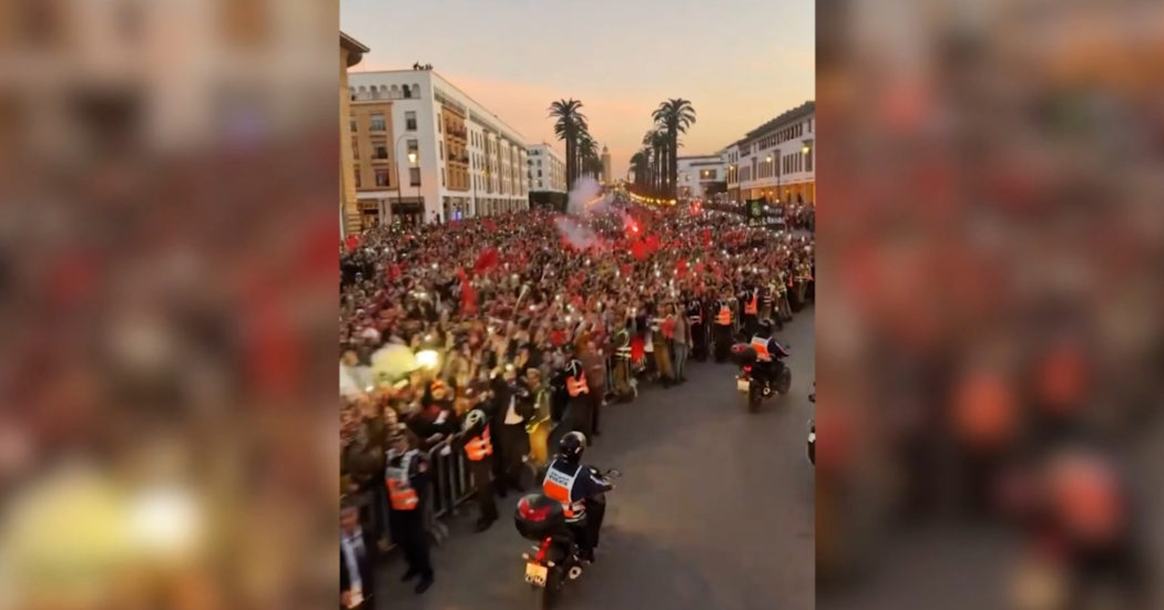 La Nazionale del Marocco torna a casa e viene accolta come se avesse vinto i Mondiali: lo spettacolo delle strade di Rabat – Video