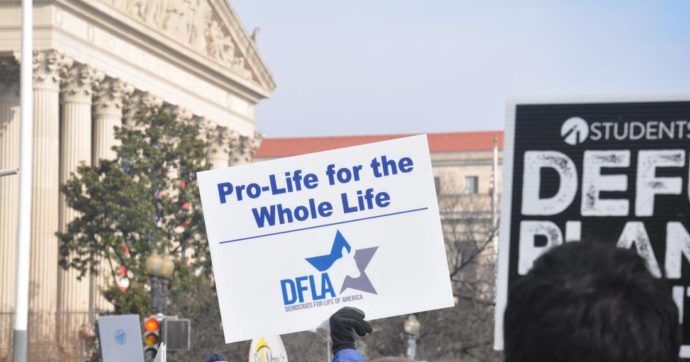 Copertina di Aborto, la crociata dei Pro Life Usa finisce nelle fogne