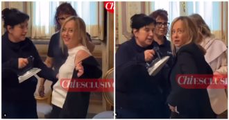 Copertina di Giorgia Meloni si accorge che ha la camicetta stropicciata e si fa dare una svaporata con il ferro da stiro: il video del retroscena
