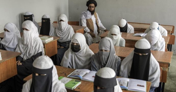 Afghanistan, i Talebani vietano l’università alle donne. Berlino: “Questione sarà in agenda del G7”