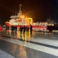 Scortata da una motovedetta della Capitaneria, la “Life Support”, nave ong con 142 migranti a bordo, ha fatto il suo ingresso nel porto di Livorno, 22 dicembre 2022.
ANSA/GABRIELE MASIERO