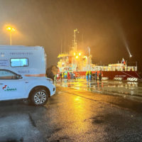 Scortata da una motovedetta della Capitaneria, la “Life Support”, nave ong con 142 migranti a bordo, ha fatto il suo ingresso nel porto di Livorno, 22 dicembre 2022.
ANSA/ENRICO PARADISI