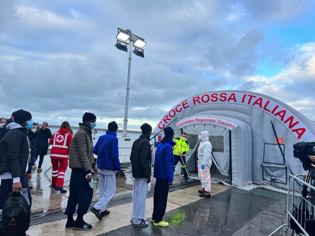 Operazioni di sbarco dei 142 migranti a bordo della nave ong “Life Support” nel porto di Livorno, 22 dicembre 2022.
ANSA/ENRICO PARADISI
