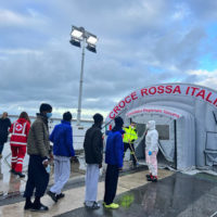 Operazioni di sbarco dei 142 migranti a bordo della nave ong “Life Support” nel porto di Livorno, 22 dicembre 2022.
ANSA/ENRICO PARADISI