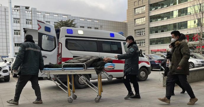 Vaccini inefficaci, ospedali al collasso e file di carri funebri: Cina in emergenza dopo l’insostenibile politica Zero Covid