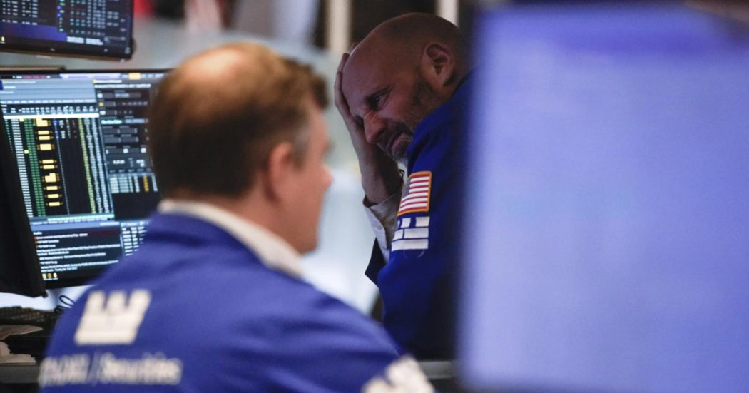 Il pil Usa sale, Wall Street scende. Nasdaq giù di oltre il 3%, a picco Tesla (- 9%)