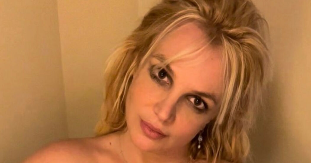 Britney Spears nuda e sorridente fa un annuncio choc: “Sto pensando di farmi delle iniezioni sul c**o per renderlo più pieno”. Preoccupazione tra i fan