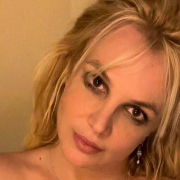 Britney Spears nuda e sorridente fa un annuncio choc: “Sto pensando di farmi delle iniezioni sul c**o per renderlo più pieno”. Preoccupazione tra i fan