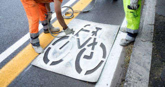 Copertina di Manovra, “salvati” dieci milioni per le ciclabili in città. Gli attivisti: “Evitato l’azzeramento del fondo grazie alla mobilitazione”