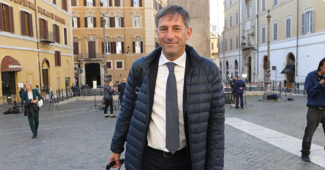 Lombardia, il caso dell’assessore-deputato Sala: dichiarato incompatibile, non si è mai dimesso. E continua a occupare tre poltrone