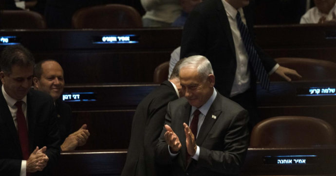 Israele, nasce il nuovo governo di Netanyahu, il più a destra della storia del paese. A “Sionismo religioso” la politica sulla Cisgiordania