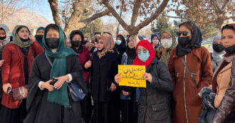 Copertina di Kabul, cinque donne arrestate per le proteste contro il divieto di andare all’università