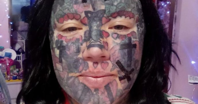 “Il tatuaggio non resta sulla pelle. Finisce nei linfonodi, colpisce il sistema immunitario e manda in tilt le nostre difese”: il nuovo studio e il parare dell’esperto