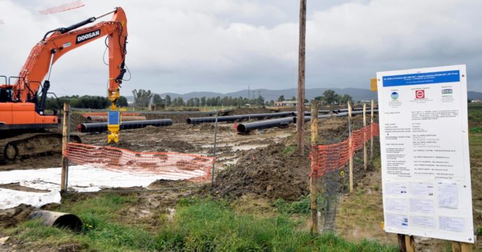 Copertina di Piombino, niente stop per il rigassificatore