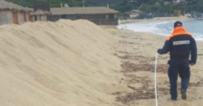 Dune giganti abusive in spiaggia. Denunciati 4 balneari all’Elba