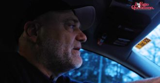 Copertina di Una notte con Red Sox, il tassista di Bologna che con i suoi video ironizza sui colleghi “no Pos”: “Mi insultano, ma per me è una questione di civiltà”