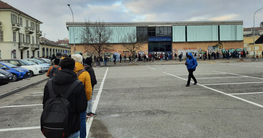 Torino, code lunghissime fuori dall’Ufficio stranieri: cosa ci vuole a rispettarne la dignità?