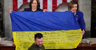 Copertina di Bandiere, citazioni e appelli: Zelensky incontra Biden e usa il simbolismo per chiedere agli Usa più sostegno militare