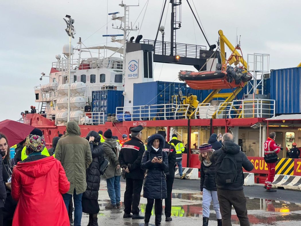 La nave ong con migranti, la tedesca Sea Eye 4  in banchina  dopo aver fatto ingresso in porto scortata da motovedette della capitaneria a Livorno, 23 dicembre 2022.
ANSA/Enrico Paradisi