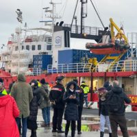La nave ong con migranti, la tedesca Sea Eye 4  in banchina  dopo aver fatto ingresso in porto scortata da motovedette della capitaneria a Livorno, 23 dicembre 2022.
ANSA/Enrico Paradisi