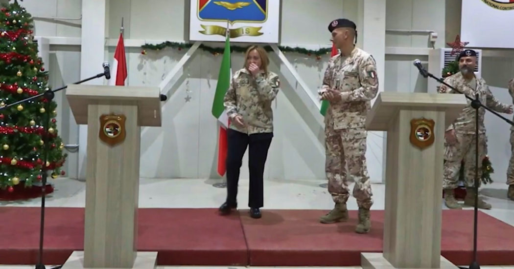 Meloni si commuove, i militari italiani in Iraq le regalano il Tricolore con le loro firme: “Dovrei essere più dignitosa” – Video