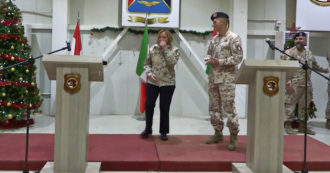Copertina di Meloni si commuove, i militari italiani in Iraq le regalano il Tricolore con le loro firme: “Dovrei essere più dignitosa” – Video