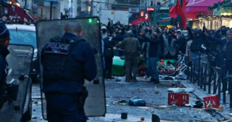 Parigi, lancio di bottiglie contro la polizia che risponde con gas lacrimogeni: gli scontri dopo la sparatoria e la visita del ministro dell’Interno