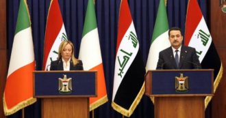 Copertina di Giorgia Meloni in visita a Baghdad: “Accolta con la bandiera irlandese”. “No, effetto ottico”