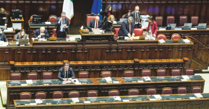 Manovra, la lunga notte per il sì al pacco di Natale