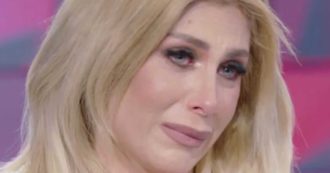 Copertina di Paola Caruso: “È successa una disgrazia a mio figlio Michele, siamo dovuti rientrare in Italia d’urgenza”