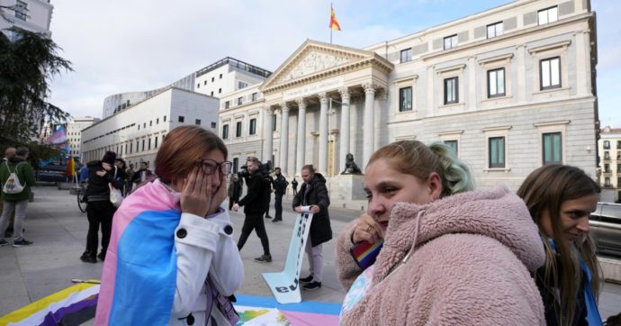 Più diritti per le persone transgender: in Spagna la comunità Lgbtqi in festa. Approvata la “Ley trans”: ecco cosa prevede