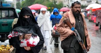 Copertina di Afghanistan, i talebani vietano alle Ong di assumere donne: “Troppe lamentele per l’abbigliamento”