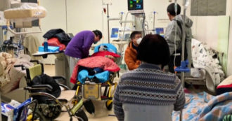 Copertina di A Pechino esplode l’emergenza Covid: i video degli ospedali presi d’assalto, tra mancanza di medicine e corse per le bombole d’ossigeno