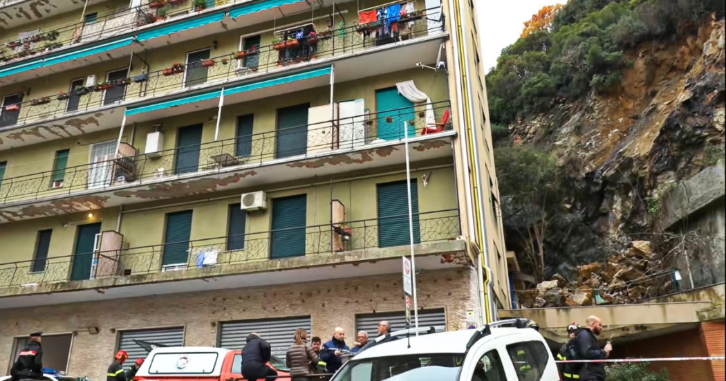 Frana a Genova, 46 persone evacuate da due palazzine: “Sembrava il terremoto” – Video