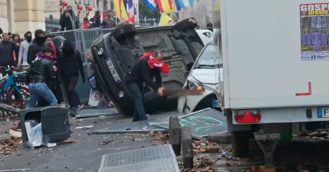 Auto date alle fiamme e scontri con la polizia: continua la guerriglia urbana a Parigi – Video