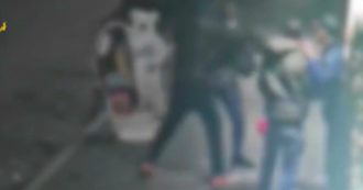 Copertina di Milano, pestato da tre ragazzi per una rapina: le telecamere incastrano due aggressori – Video