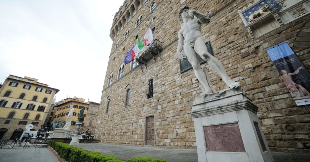 Nardella apre il museo di Palazzo Vecchio a Natale. La protesta dei lavoratori: “Costretti per 9 euro all’ora”. E ottengono un bonus