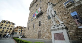 Copertina di Nardella apre il museo di Palazzo Vecchio a Natale. La protesta dei lavoratori: “Costretti per 8 euro all’ora”. E ottengono un bonus