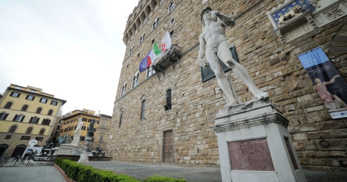 Nardella apre il museo di Palazzo Vecchio a Natale. La protesta dei lavoratori: “Costretti per 8 euro all’ora”. E ottengono un bonus