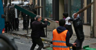 Copertina di Guerriglia urbana a Parigi, scontri tra manifestanti e polizia il giorno dopo l’attacco al centro curdo – Video