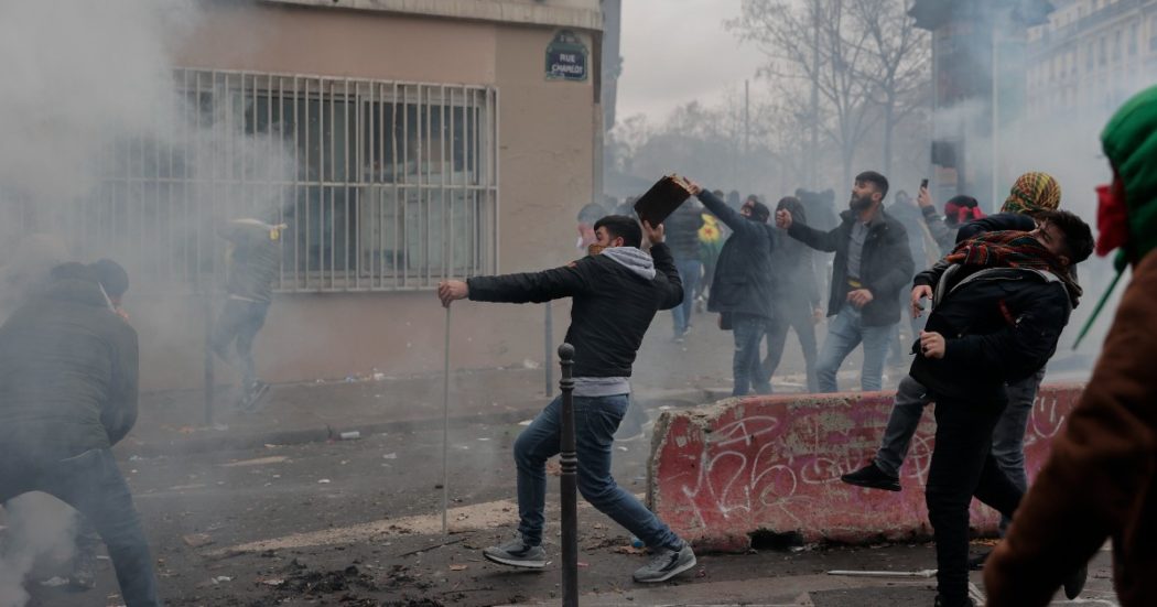 Scontri con la polizia a Parigi dopo gli omicidi di tre curdi: centinaia in piazza. Il killer rivendica: “L’ho fatto perché sono razzista”