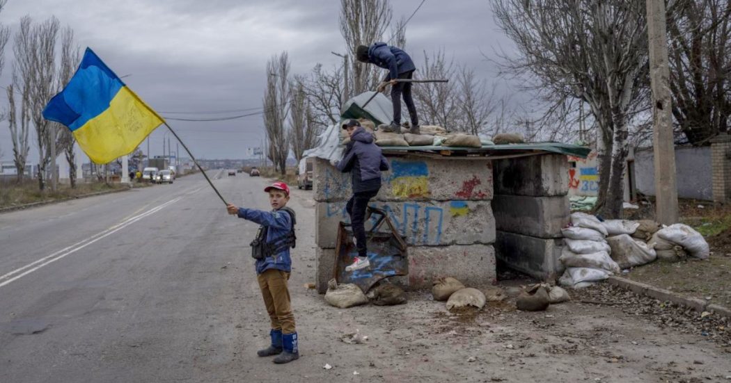 Guerra in Ucraina, bombe su Kherson: dieci morti. Il presidente bielorusso Lukashenko a Mosca
