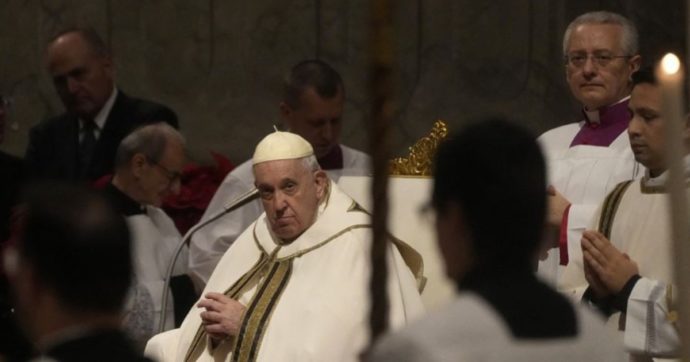 Papa Francesco in sedia a rotelle per la messa di Natale: “Penso ai bambini divorati dalle guerre”