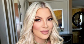 Copertina di Tori Spelling di ‘Beverly Hills 90210’ ricoverata in ospedale: “Pressione alta, vertigini, difficoltà respiratorie”. Fan in ansia, ecco che cosa sta succedendo