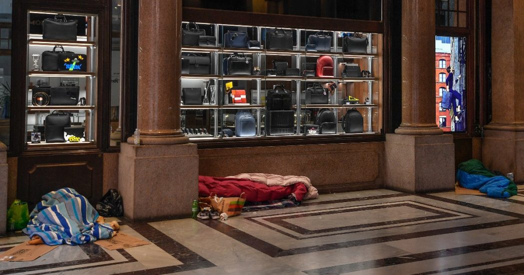 Milano, senzatetto di 23 anni partorisce e non riconosce il bambino: “Come farebbe a sopravvivere con me al gelo?”